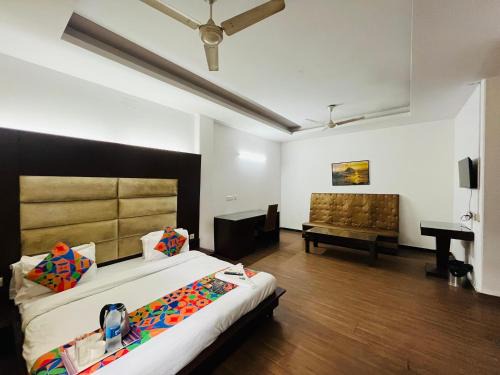 Hauz Khas Village Hotel | Hotel Paradise - Near 1 Min Walk in Nizamuddin Railway Station