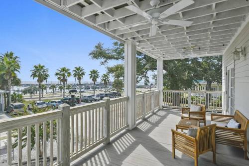 Pass Christian Apartment | Hotel Pass Christian King Suite 201