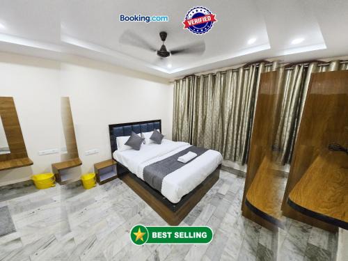 The Mall Road Hotel | Hotel Premium RUDRA GUEST HOUSE ! Varanasi, Near Kashi Vishwanath Temple And Ganga Ghat, Fully Air conditioned & Spacious Room - Prime Location BEST HOTEL IN VARANASI