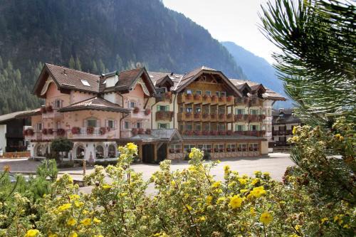 Campitello di Fassa Hotel | Hotel Soreghes Gran Chalet