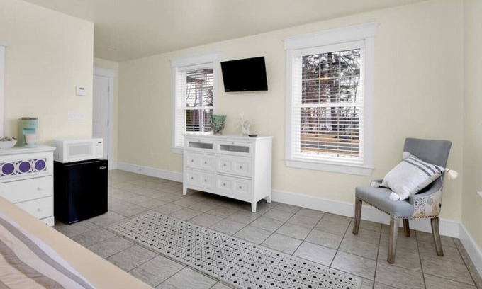 Edgecomb Apartment | Hotel-Style Private Room Suite in Edgecomb Maine