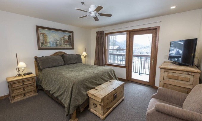 Whitefish Hotel | Hotel Style Room Near Ski Slopes