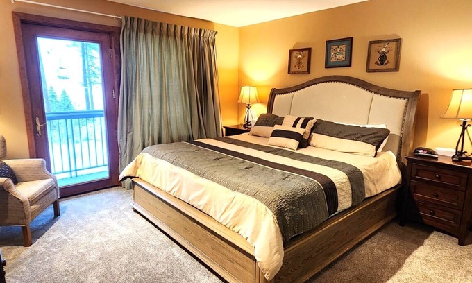 Whitefish Hotel | Hotel Style Room near Ski Slopes