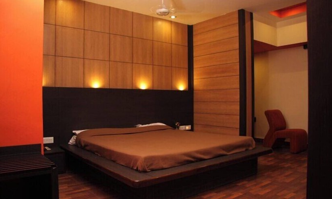 Bhowanipore Hotel | Hotel Trimoorti