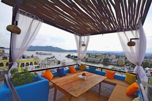 Udaipur Hotel | Hotel Udai Niwas By The Lake