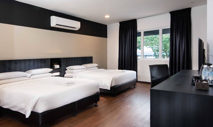 Taman Selamat Hotel | Hotel Waterfall