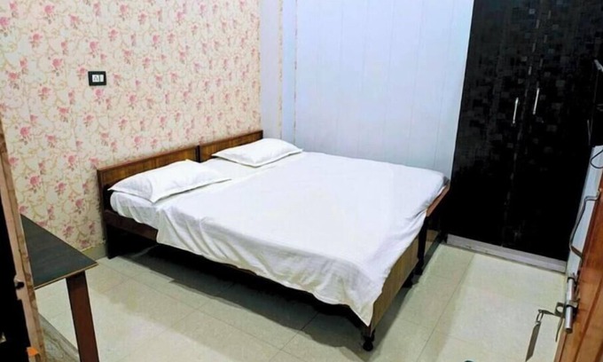 Gonda Apartment | Hotel White Stone Luxury Room with AC 3