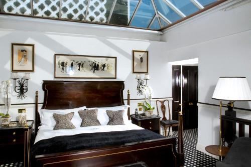 Westminster Hotel | Hotels In London With Sports/Activities, Air Conditioner, Bar