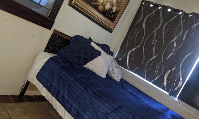 Downtown Las Vegas Apartment | Hotels too Pricey? Turtles Spot , small room for 1 , but 2 oknnn