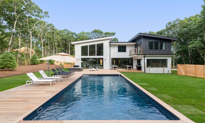 Montauk House | HOTTEST New Modern Beach House w pool & hot tub steps to Gurney’s