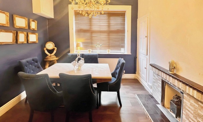 Burton on Trent House | Hottub-garden-parking-sleeps10-10mintotown