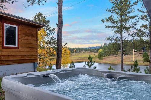 Custer House | Hottub Hideaway BHBungalows #6