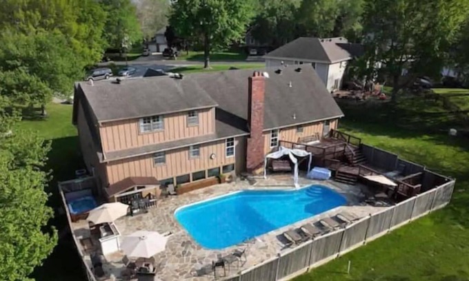 Blue Springs House | HotTub*Pool*Games*GolfCourseView