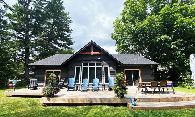 Bracebridge House | HotTub Sauna Waterfront PacMan Table Pets OK Fireplace Firepit 5 Star Location