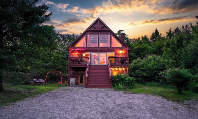 Bethel Ski Chalet | Hottub-Views-Firepit-BBQ-SwingSet-GameRm-Arcade-DogsOK