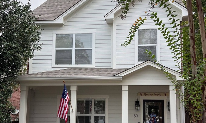 Oxford House | Hotty Toddy House! Perfect Convenience! 1.5 mile to Campus and Square! Sleeps 6.