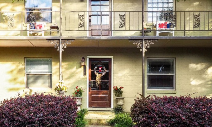 Oxford House | Hotty Toddy, Perfect Spotty! 4B/3B Townhouse Rental