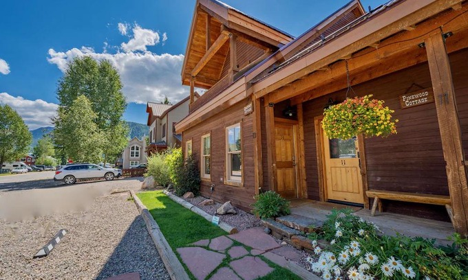 Crested Butte Cottage | Hotub!Fireplace!Sauna!Best Location In Town!Steps to FREE Shuttle!Comfy!