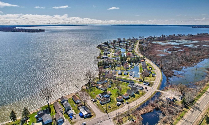 Houghton Lake Cabin | Houghton Lake Cabin w/ Private Resort Beach!
