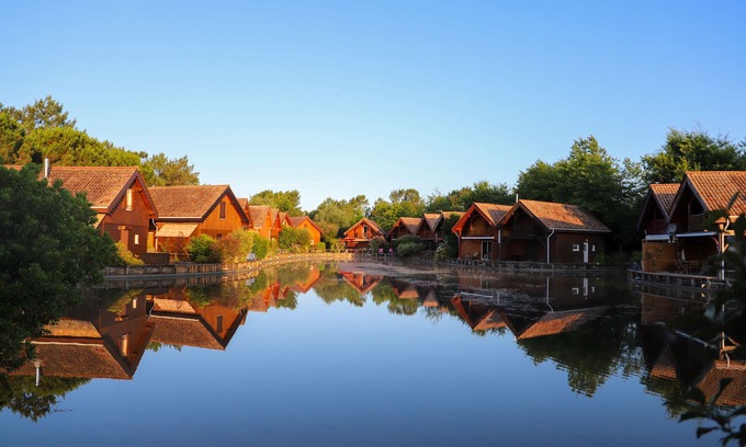 Hourtin Port House | Hourtin Port, wooden house at the edge of the water, for 6 people