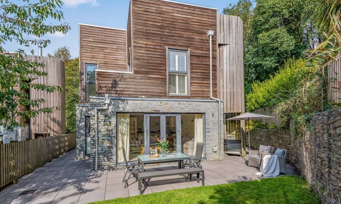 Talland Cottage | House 1 - sleeps 6 guests in 3 bedrooms