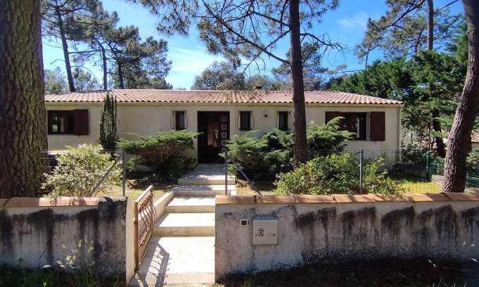 La Palmyre House | House 11pers, beach, pool and garden in private residence