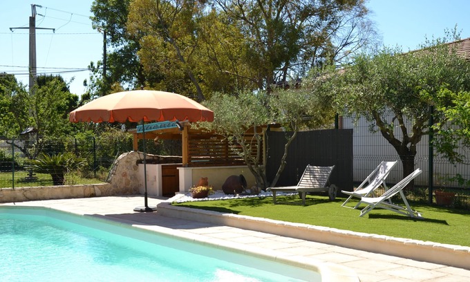 Saint-Martin-de-Crau House | House (4 + 2 pers) air-conditioned on closed ground, swimming pool