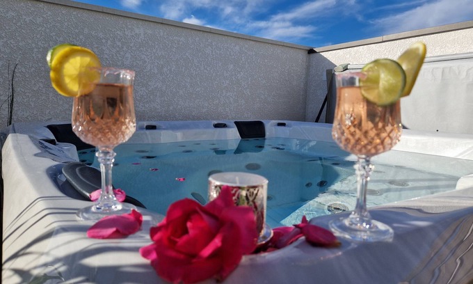Longeville-sur-Mer House | House 4 * SPA outside, 4 bedrooms, 2 bathrooms, near beach