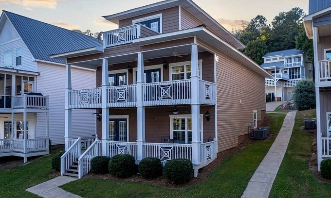 Leesburg House | House# 45 The Maine House (No Pets) Lakefront/Private Boatslip