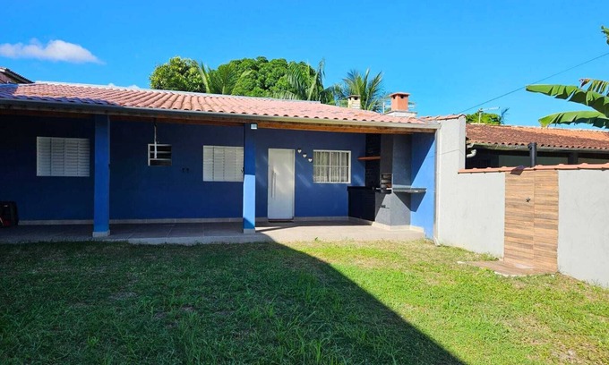 Caraguatatuba House | HOUSE 500 METERS FROM THE BEACH IN THE CENTER OF MASSAGUAÇU WITH BALCONY, BARBECUE AND WI-FI