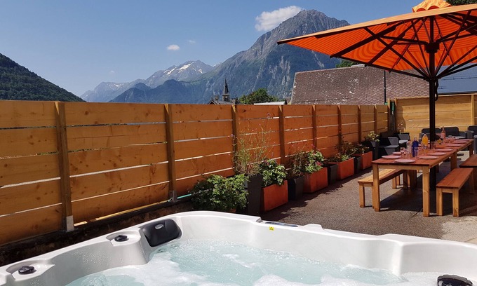 Allemond House | House 6 people with panoramic views of the surrounding mountains.