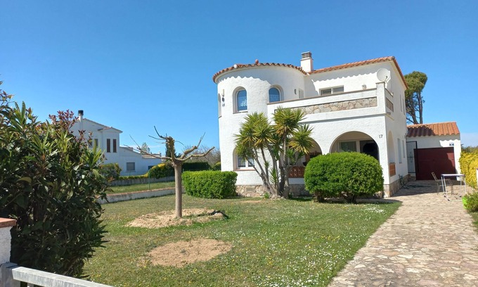 Sant Pere Pescador Ski Chalet | House Amfora 17 - barbecue, wifi, large plot, parking. Costa Brava