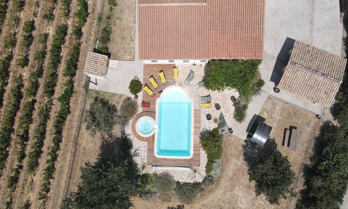 Tresques House | House amidst vineyards