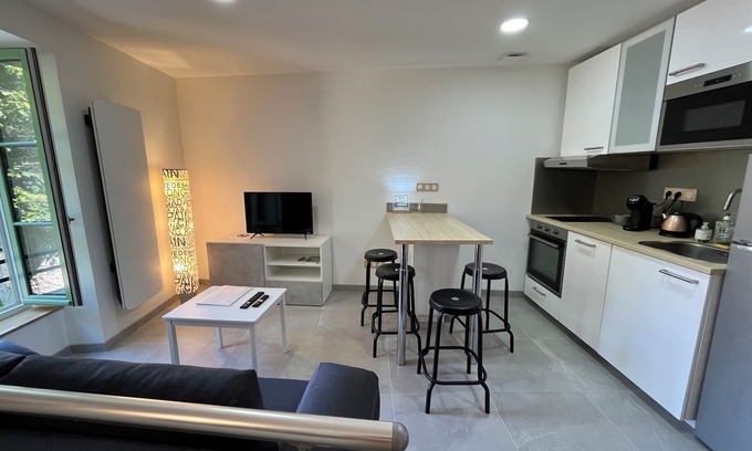 Champeix House | House at the foot of the castle + private parking
