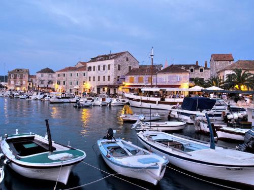 Stari Grad Apartment | House at the seafront