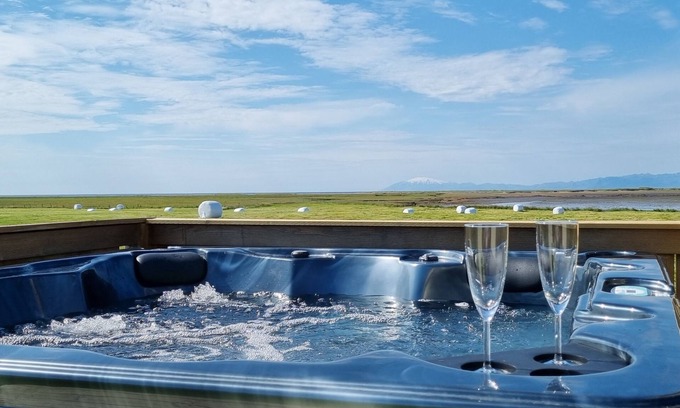 Borgarnes House | House by the ocean. Hot tub and a mountain view.