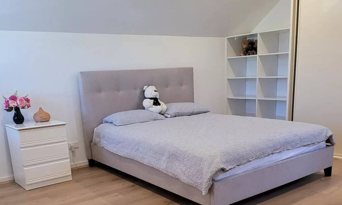 Chifley House | House close to beaches, transport and airport