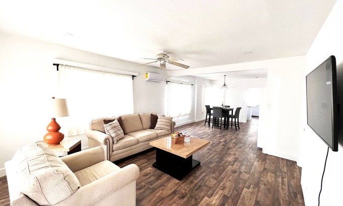 Downtown House | House, close to Disneyland, and beaches.1.5 miles to John Wayne airport.