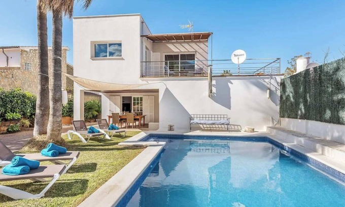 Urbanizacion Mont Ferrutx House | House with pool and large garden