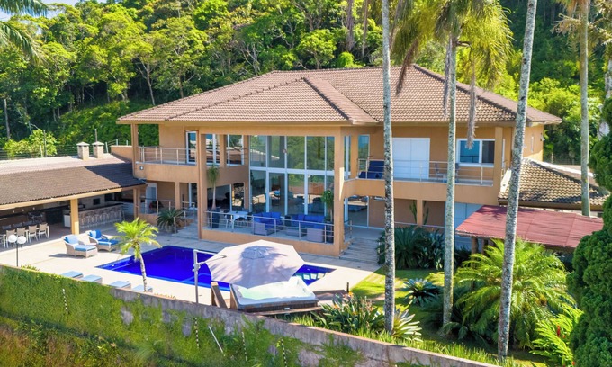 Jardim Praiano House | House in Guarujá with the most beautiful view from the city to the ocean