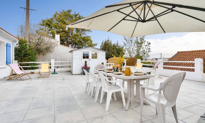 Barbatre Ski Chalet | House in Barbâtre for 12 - 450m from the beach