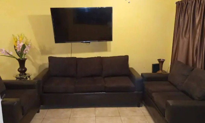 Monclova House | House in Private and with garage for 2 cars