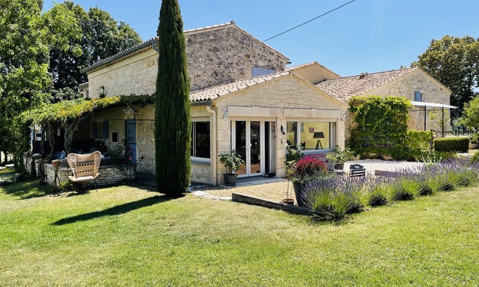 Sault Other | House in the middle of lavender fields