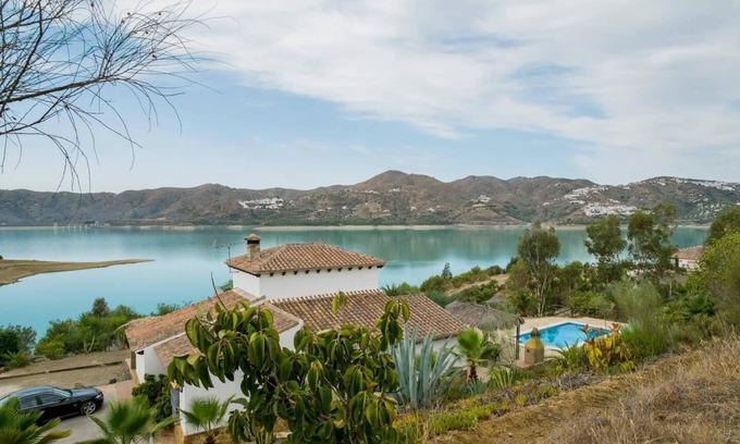Vinuela Cottage | House in the Pantano de la Viñuela with unbeatable views over the reservoir