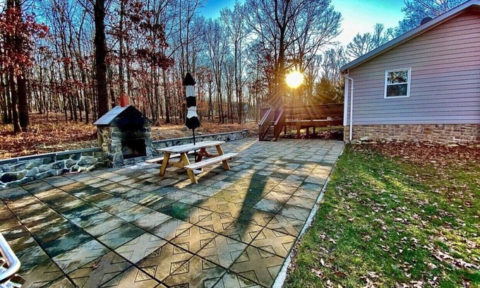 East Stroudsburg House | House in the woods .HOT TUB!