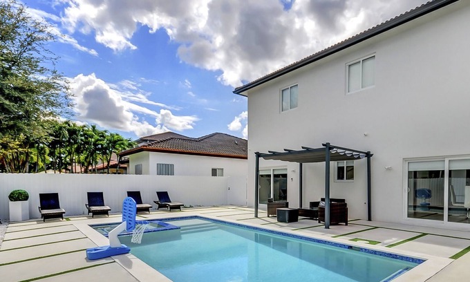 Tamiami House | House Miami/Game Room/HeatedPool &Jacuzzi/16Sleeps