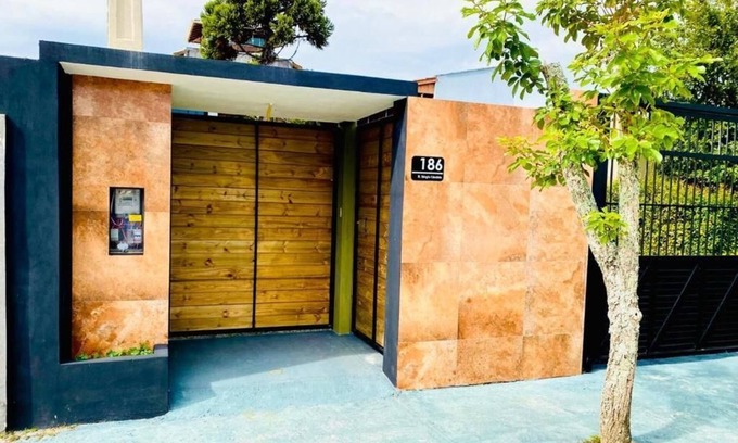 Carianos House | House near Florianópolis airport, with pool table and ample space!