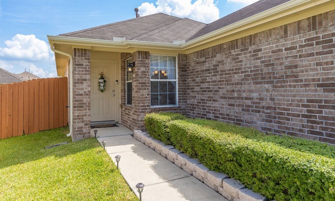 Humble House | House Near IAH Airport - 3BD, 2Bath w/Parking