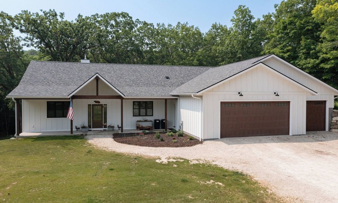 Plymouth House | House Neighboring Road America and the Mullet River
