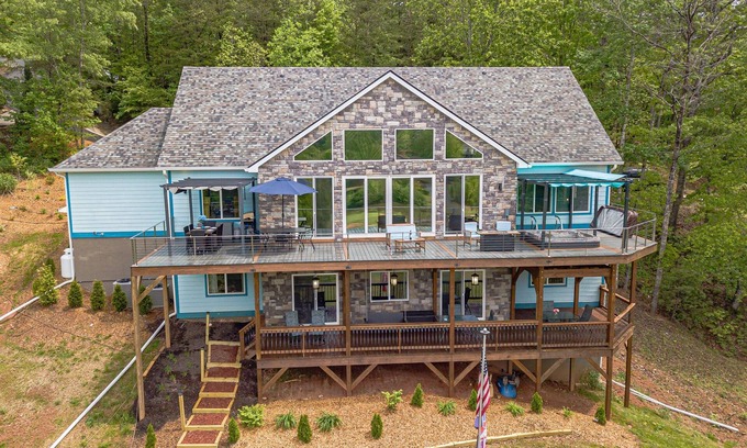 Helen House | House of Blues | Luxury Golf/Mountain Retreat | Hot Tub | Pool Table | Sauna